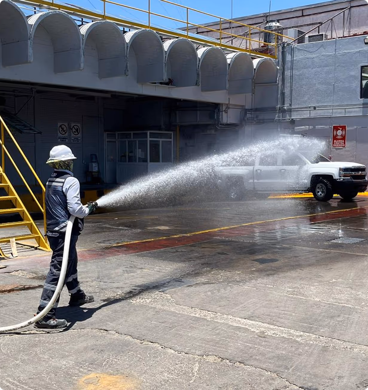 Un colaborador de ICISI sonriendo mientras instala un sistema contra incendios.