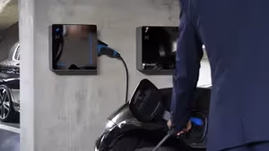 Borne qovoltis en charge dans parking souterrain
