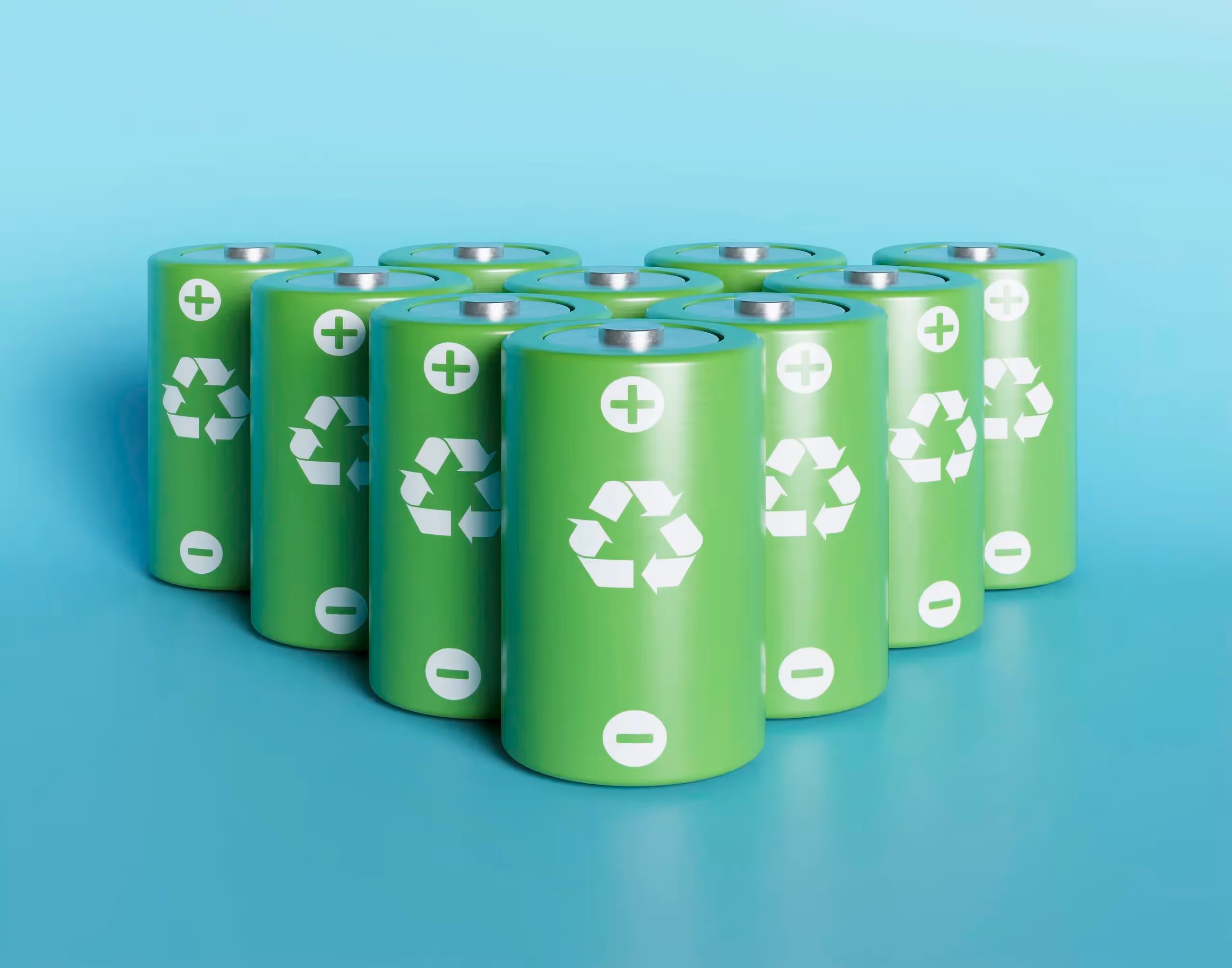 Plusieurs batteries de couleur verte avec le logo du recyclage