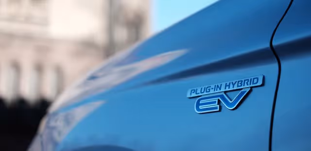 gros plan de l'avant d'une voiture hybride 