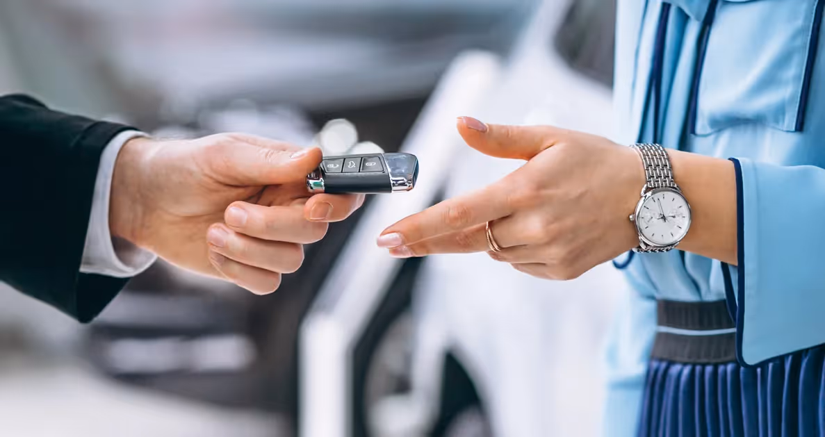 Un homme tend des clés de voiture à une femme 