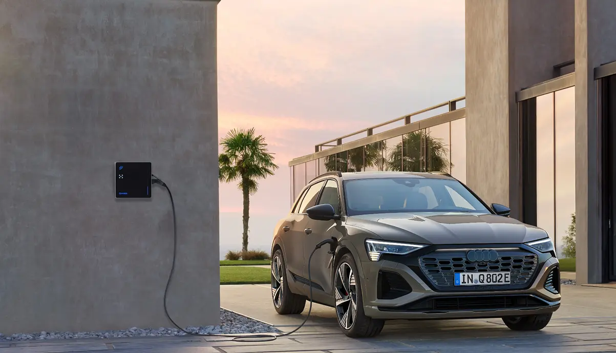 Borne de recharge Qovoltis au domicile d'un salarié, véhicule de fonction électrique en charge