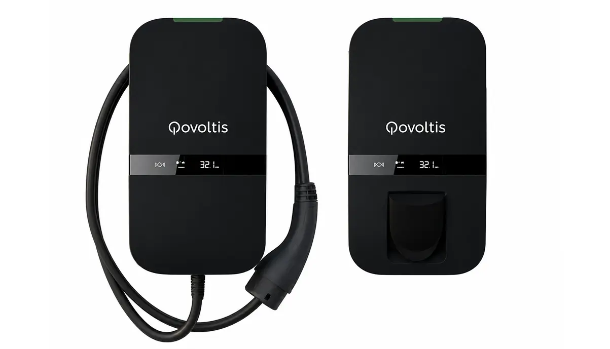 Borne Qobox mini avec câble Type 2 attaché à gauche et avec prise Type 2 (socket) à droite