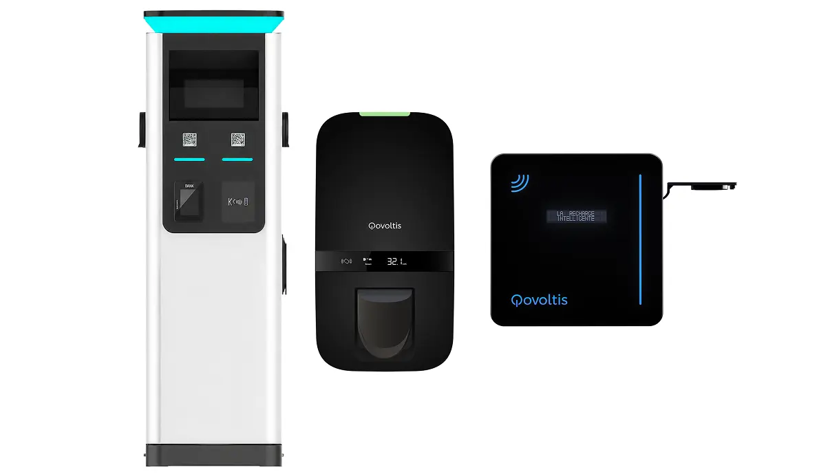 Gamme de bornes de recharge Qovoltis : borne sur pied Qobox E, borne murale Qobox mini et écran de pilotage Qockpit