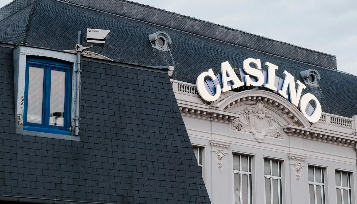 Façade d'un casino avec enseigne lumineuse, un établissement recevant du public (ERP) concerné par la loi LOM