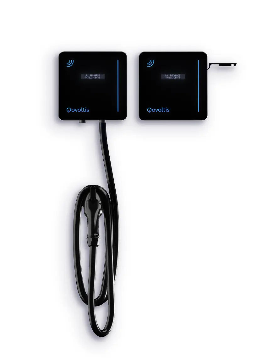 Les deux versions de la borne de recharge Qobox mini, avec câble attaché et avec prise