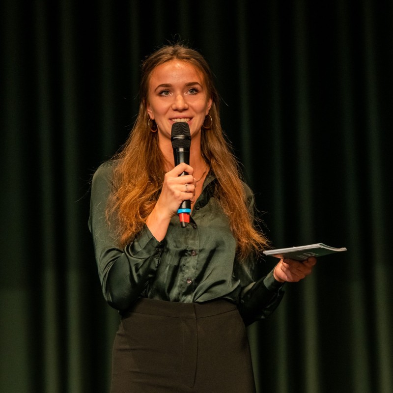 Liv Marie Gilles spricht auf einer Bühne