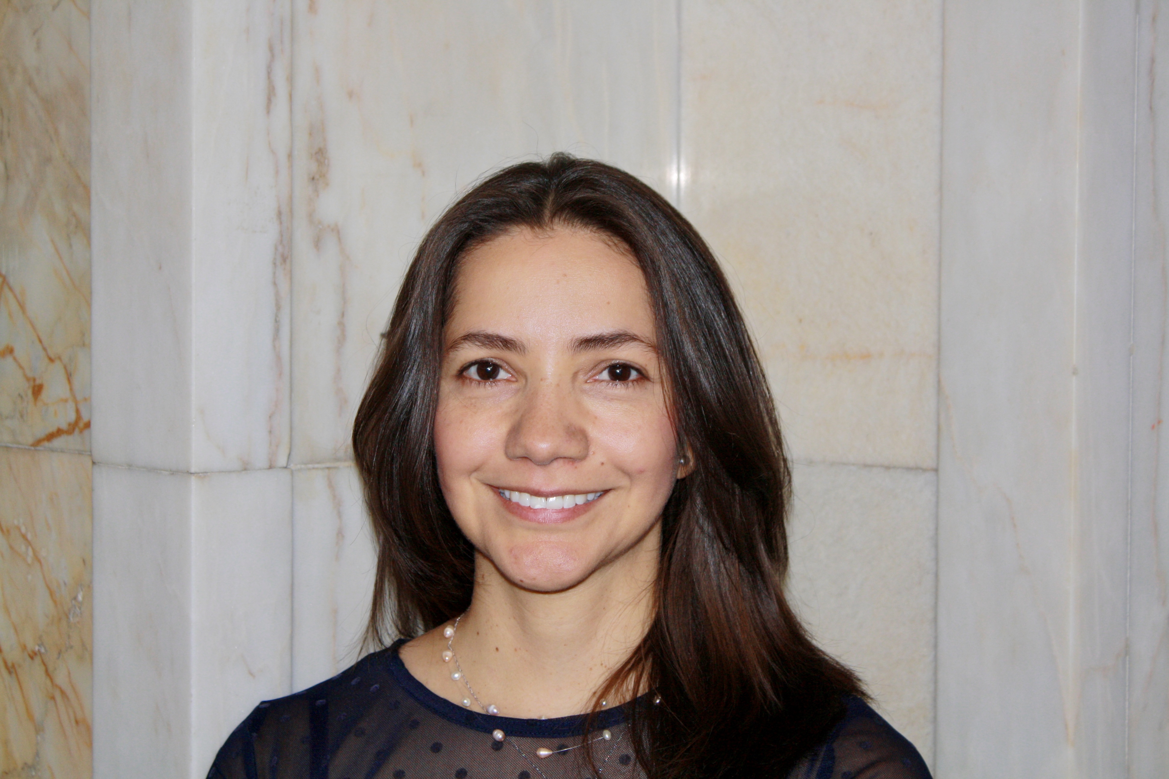 Portrait einer jungen Frau mir braunen langen Haaren