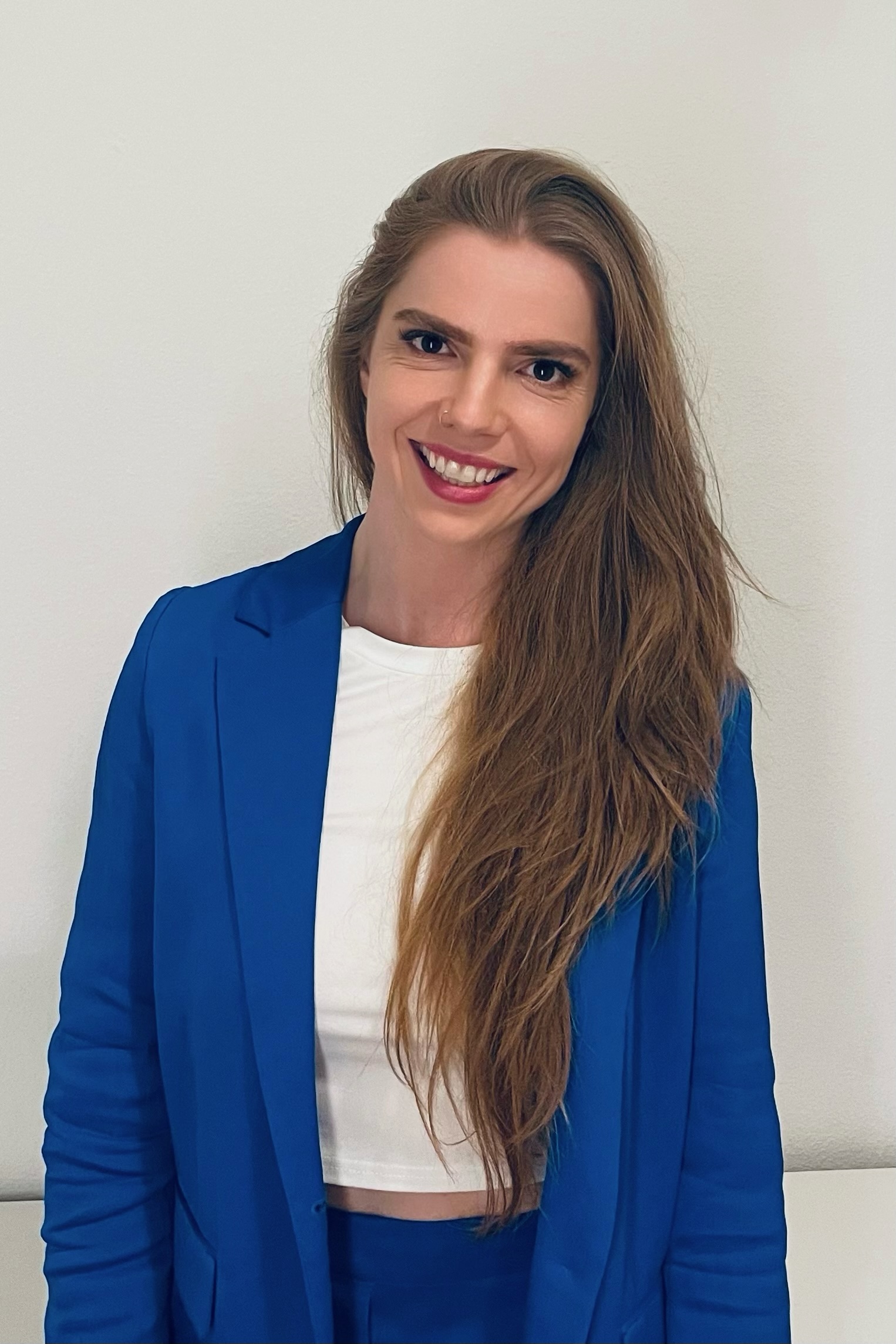 Portrait einer brünetten Frau in blauem Blazer