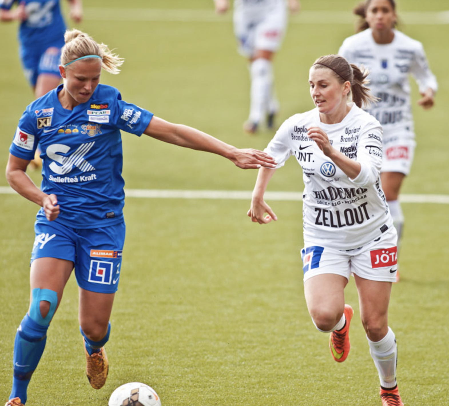 Glada barn leker tillsammans i en uppblåsbar pool under sommarlovet på Bälingebadet i Uppsala – sommarerbjudande för barnfamiljer