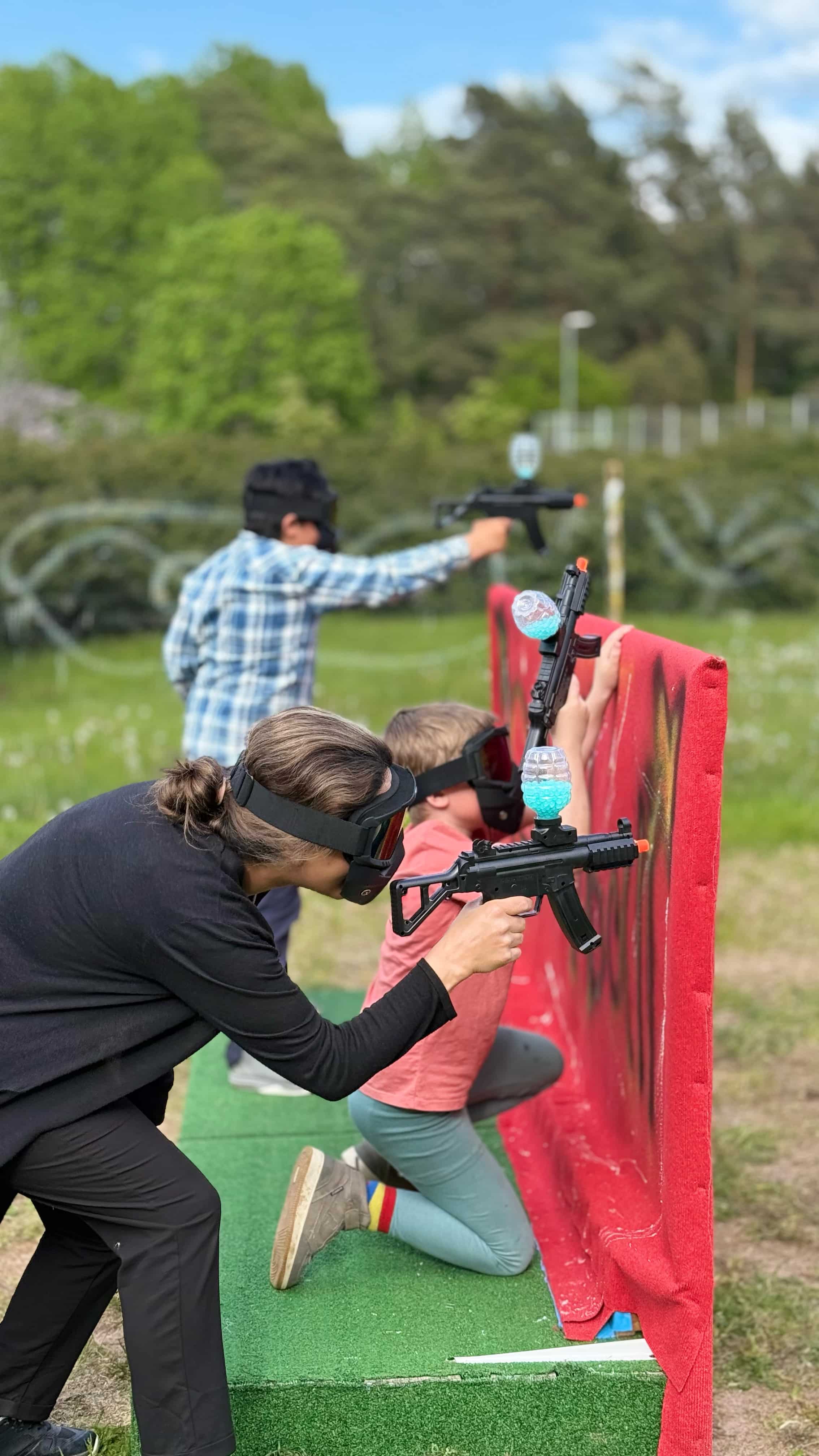 Deltagare i alla åldrar spelar gellyball bakom skydd vid Bälingebadet i Uppsala – 45 minuters Legendary-paket för 119 kr per deltagare
