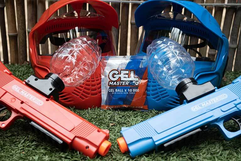 Barn och ungdomar flyter på badleksaker i pool under sommarläger på Bälingebadet i Uppsala – nyhet med roliga vattenaktiviteter