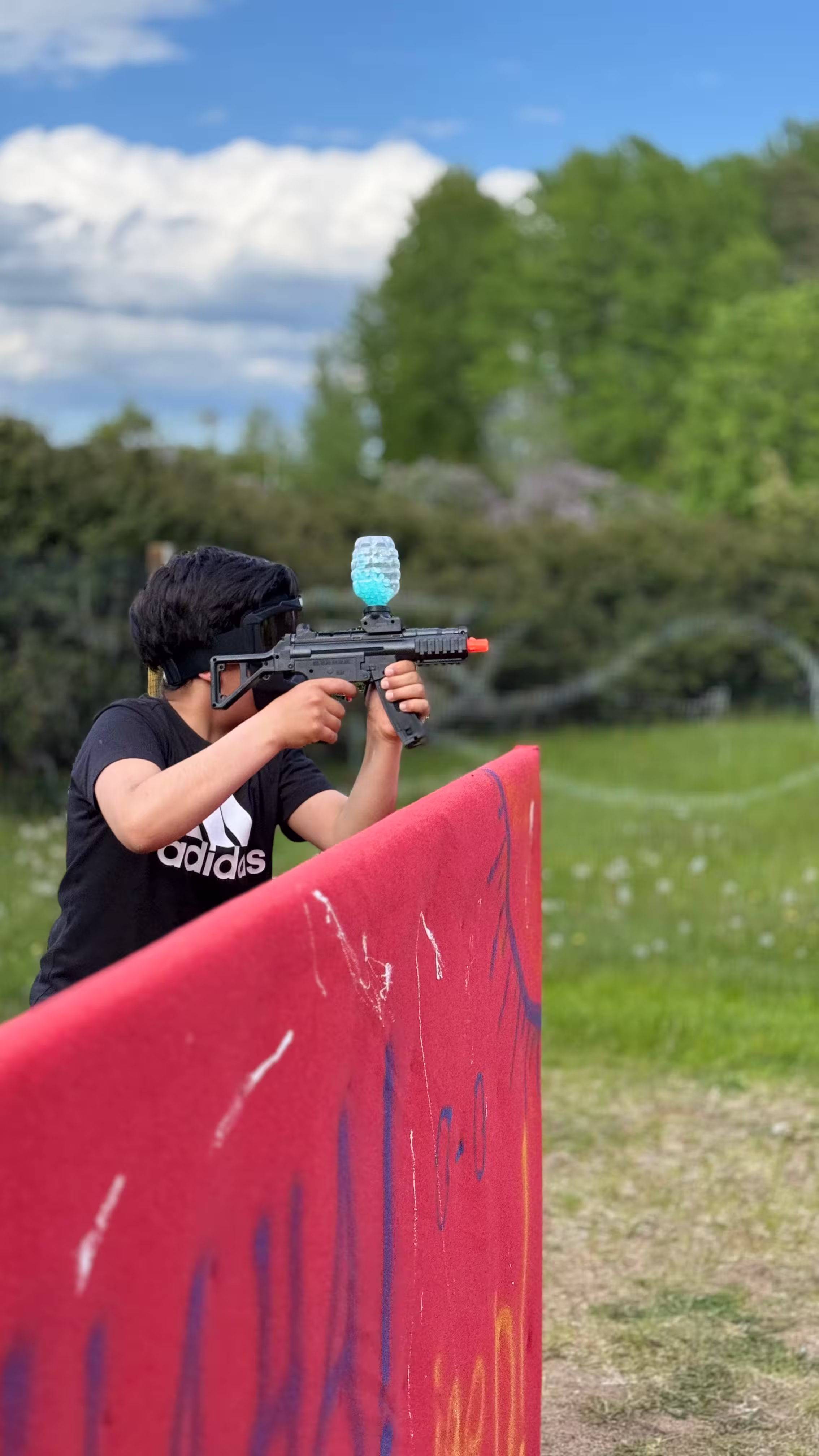 Man står vid en fotbollsbiljardplan på Bälingebadet i Uppsala – unik aktivitet som kombinerar fotboll och biljard