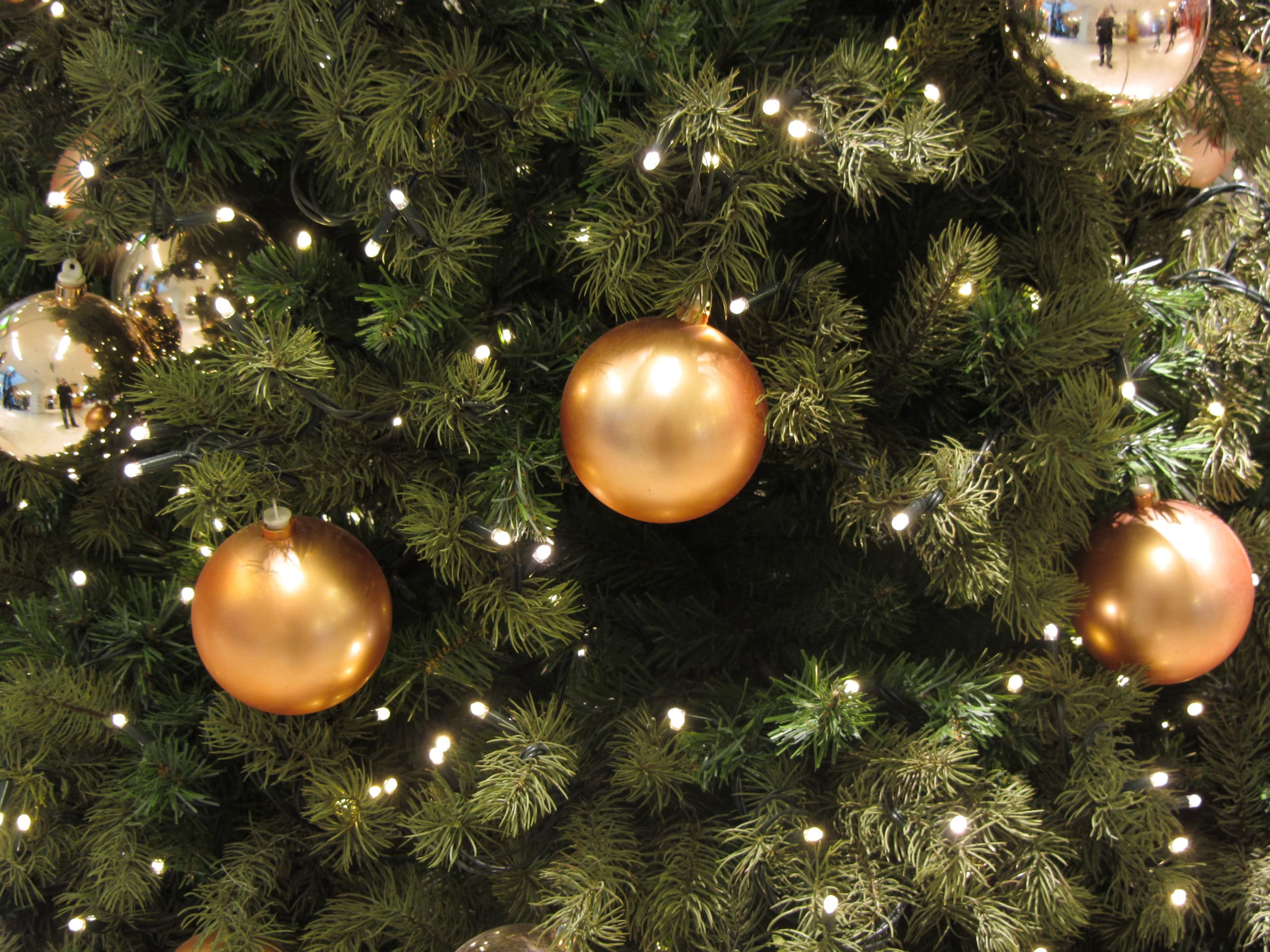 kerstboom versieren verschillende gouden kerstballen