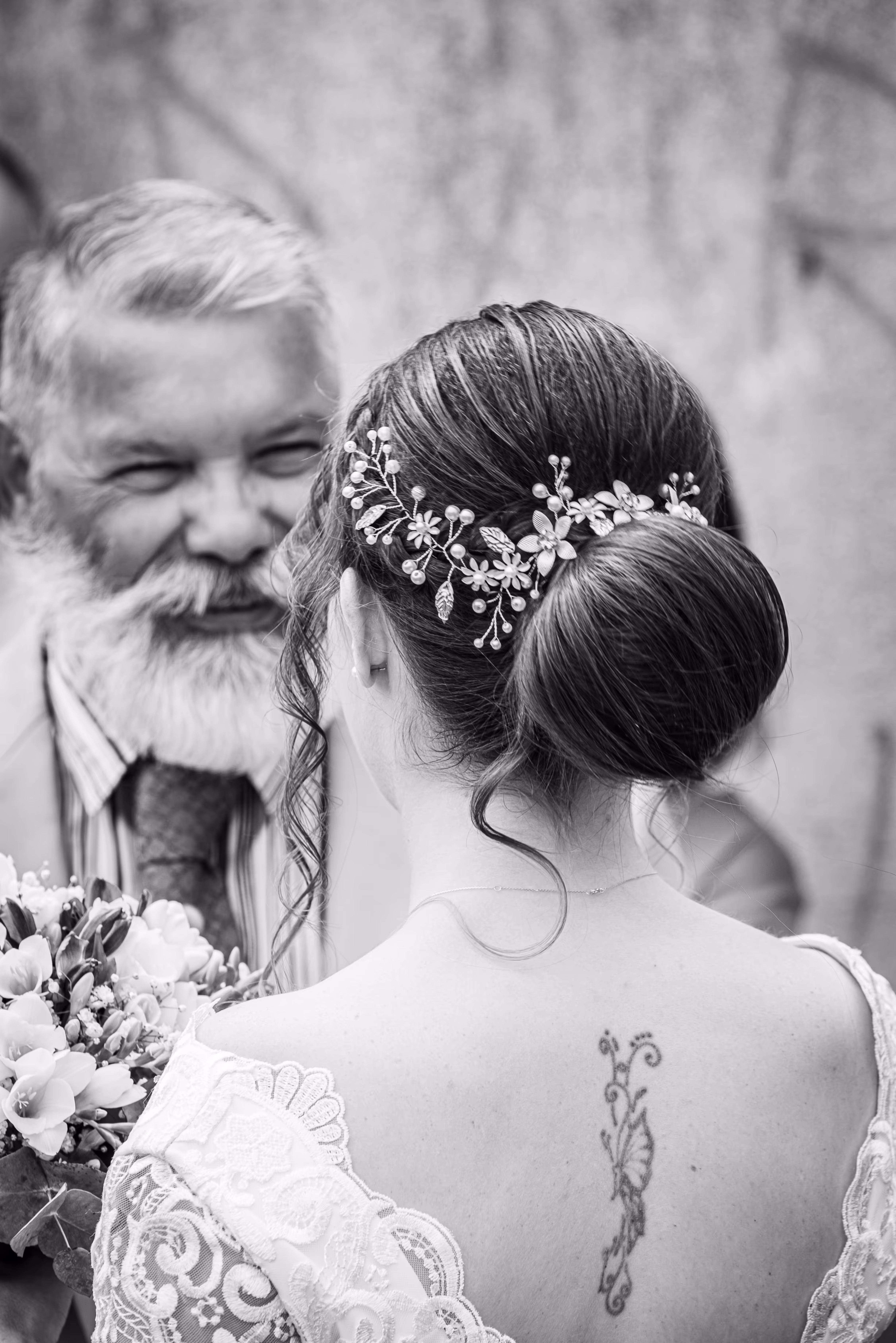 Un père heureux de voir sa fille prête à se marier