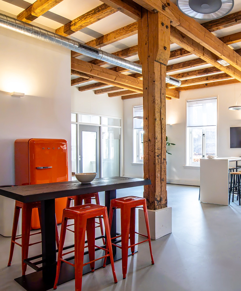 Een keuken met een hoge eettafel en stoelen