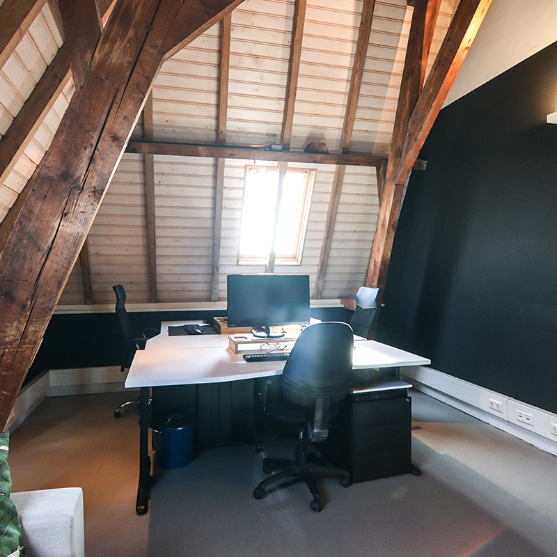 Een bureau met een computer en stoel