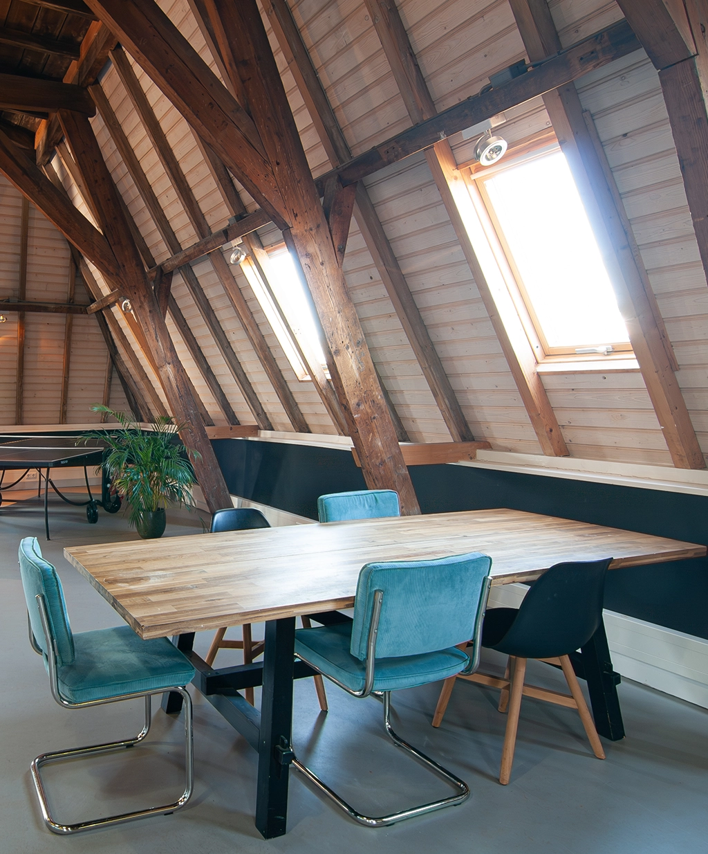 Een eettafel met stoelen