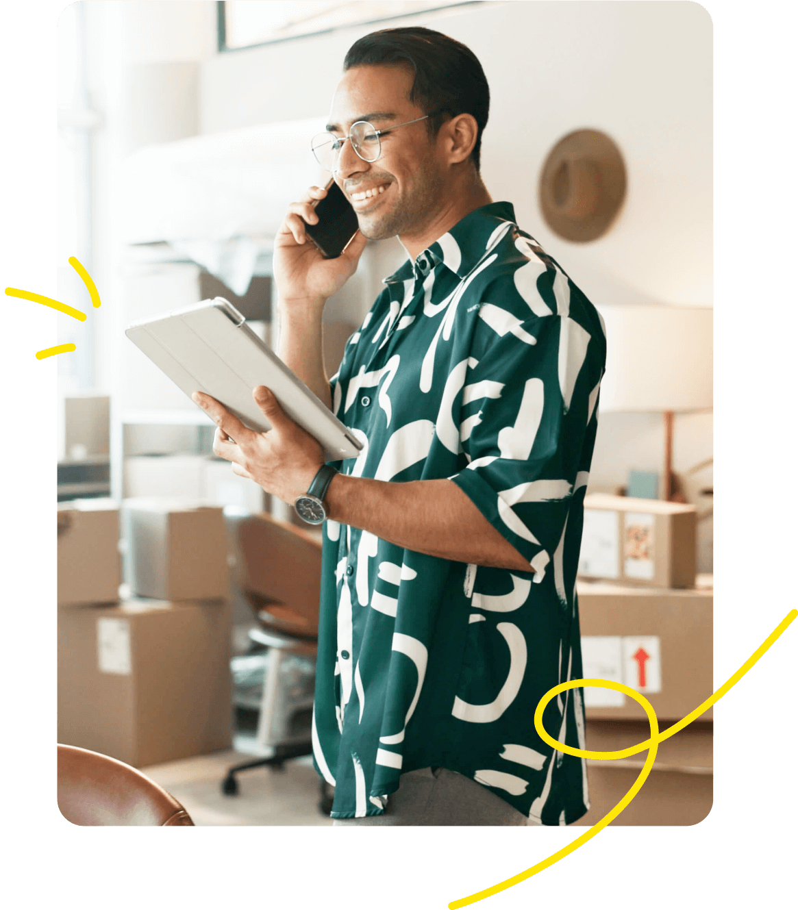 Amazon FBA Seller telefoniert erfolgreich in seinem Lager - automatisierte PAN-EU Steuer-Compliance durch countX