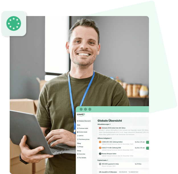 Ein lächelnder E-Commerce-Händler steht mit Laptop in der Hand in einem Lager, im Vordergrund sieht man ein countX-Dashboard mit dem Titel „Globale Übersicht“ (zeigt Umsatzsteuer-Aufgaben & Status).