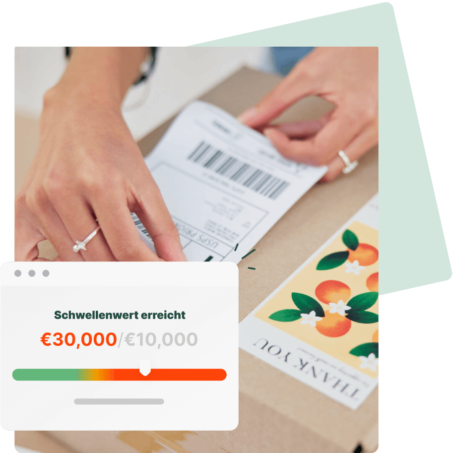 Paket mit Versandetikett wird vorbereitet, während countX automatisch den EU-Umsatzsteuer-Schwellenwert überwacht.