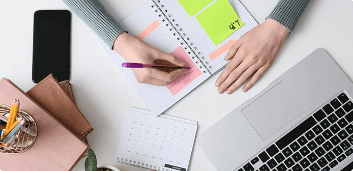 Person plant den Jahreswechsel im Kalender und notiert Steuertermine – Symbolbild für rechtzeitigen Anbieterwechsel vor dem neuen Steuerjahr