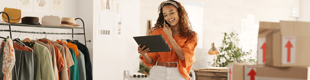 E-Commerce-Händlerin überprüft Amazon Pan-EU Lagerbestände und Umsatzsteuer-Daten im Büro