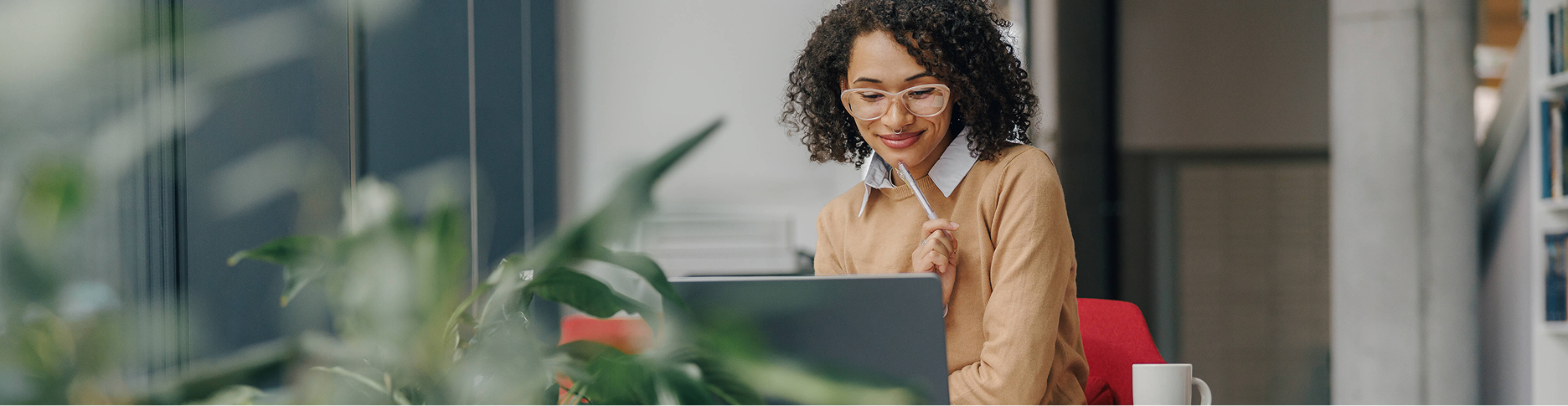 E-Commerce-Händlerin überprüft Amazon Pan-EU Lagerbestände und Umsatzsteuer-Daten im Büro