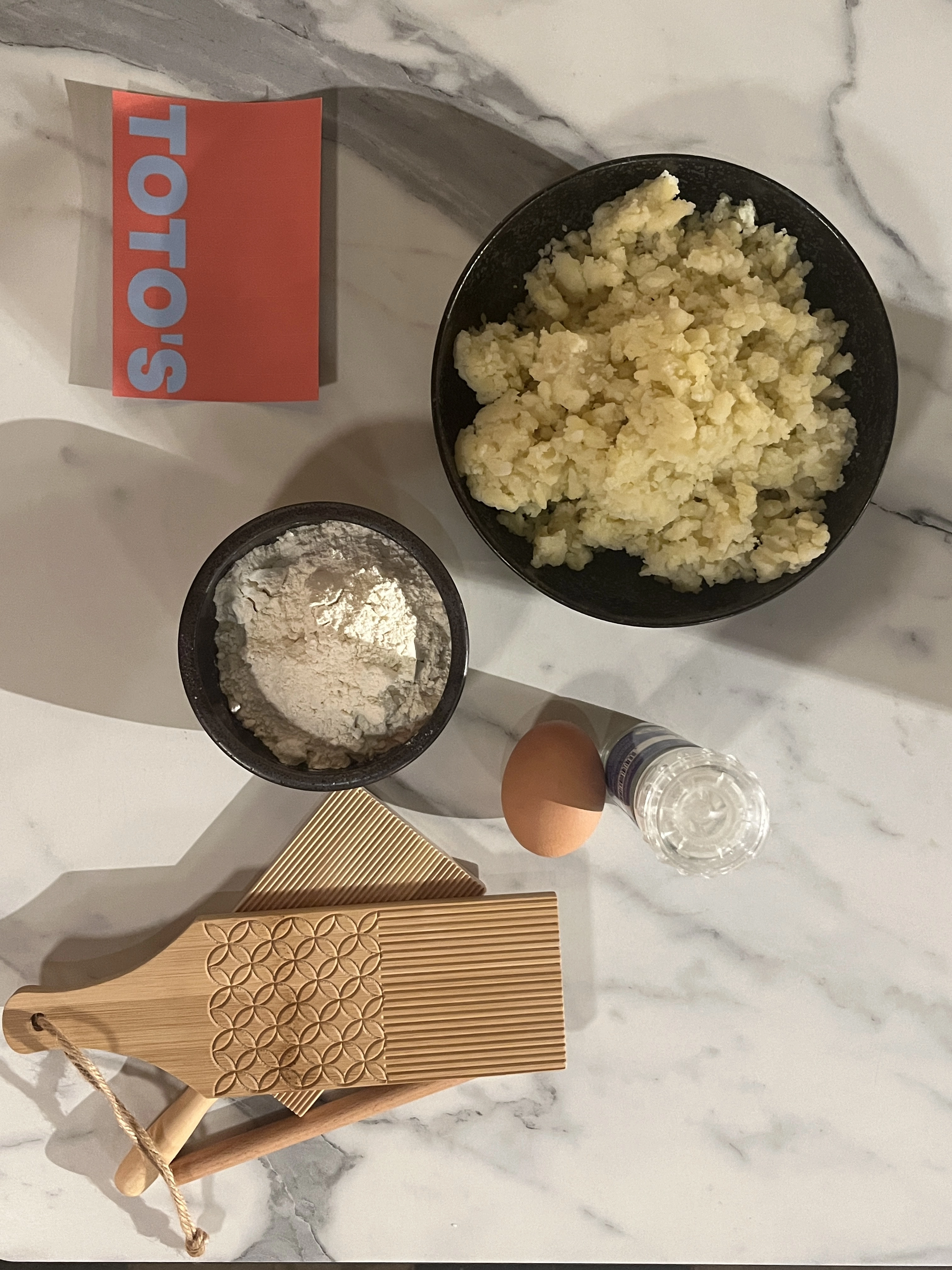 speculaas naast een speculaasplank