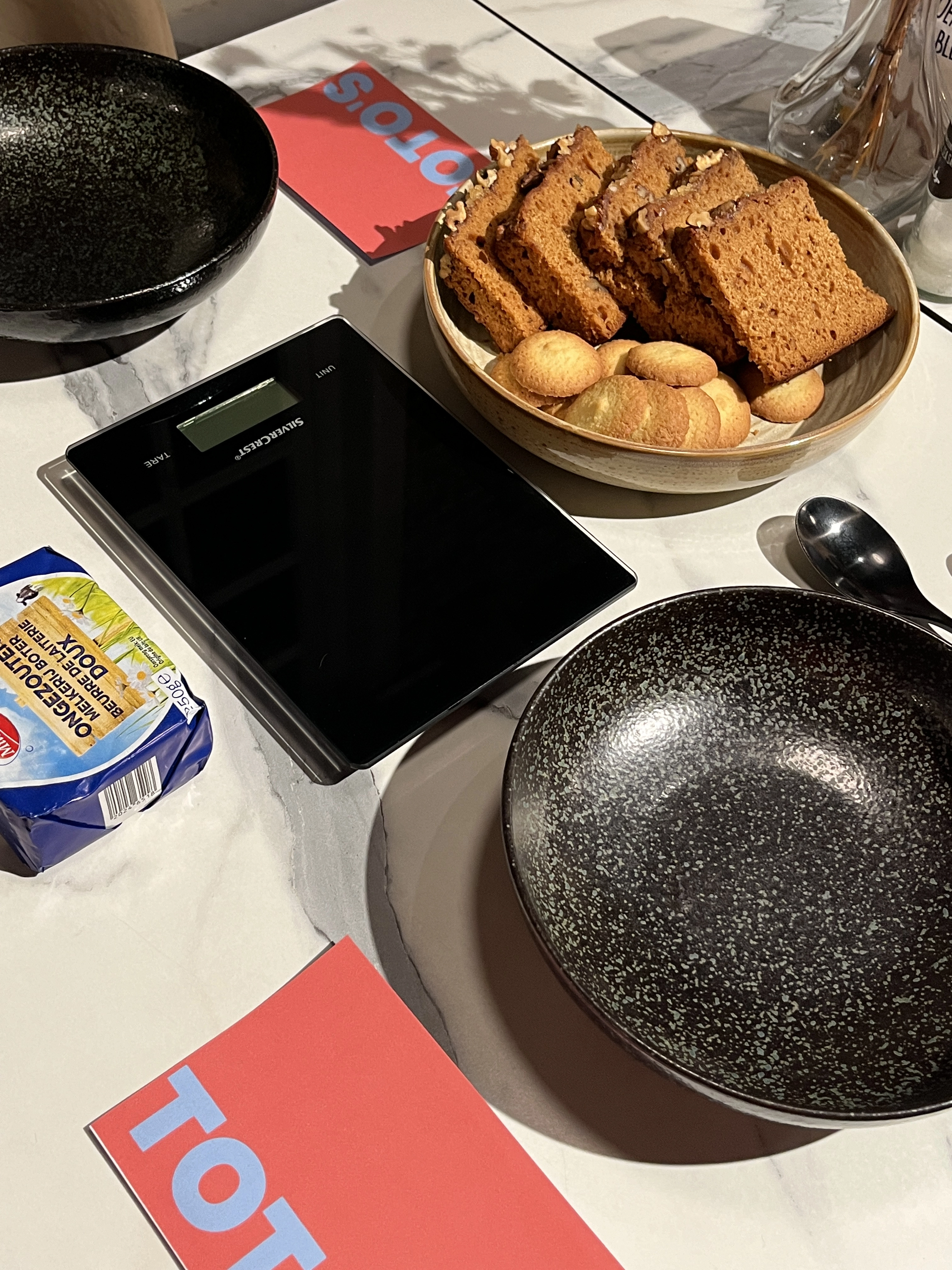 speculaas naast een speculaasplank