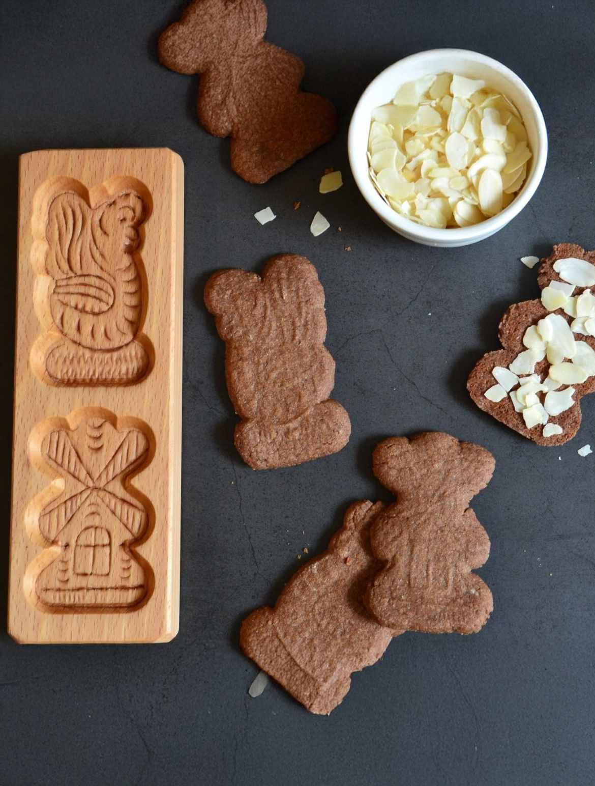 speculaas naast een speculaasplank