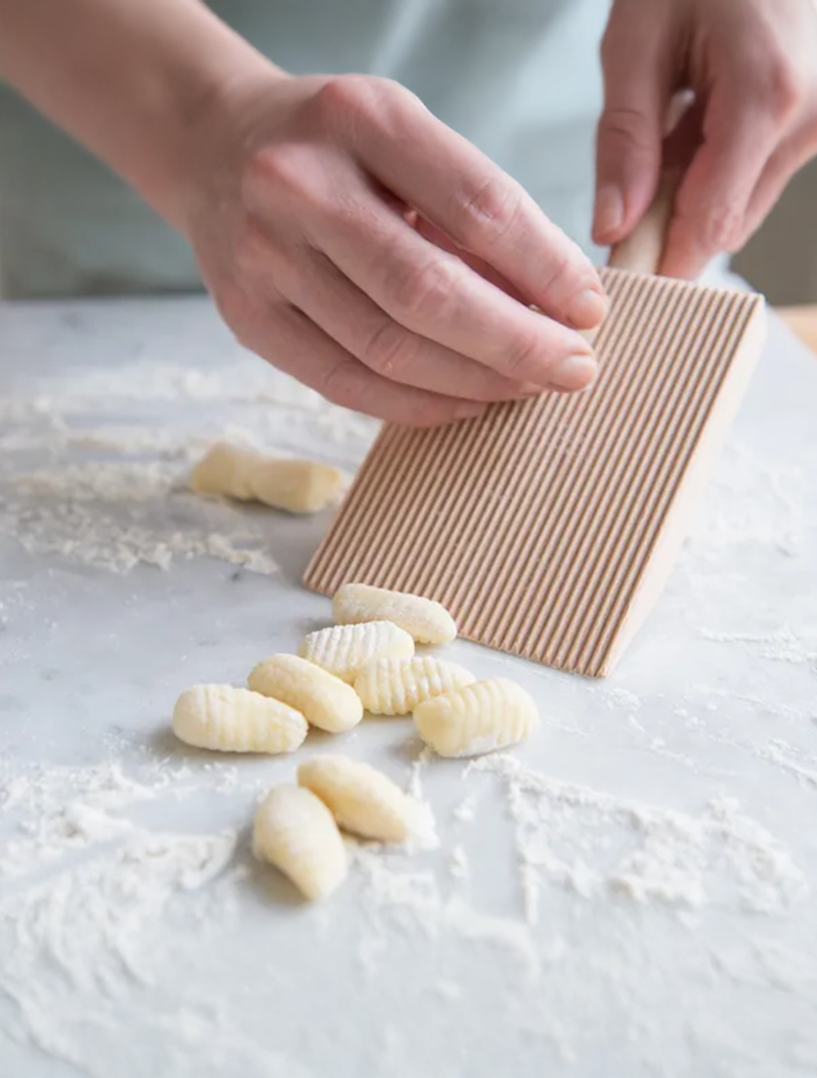 speculaas naast een speculaasplank