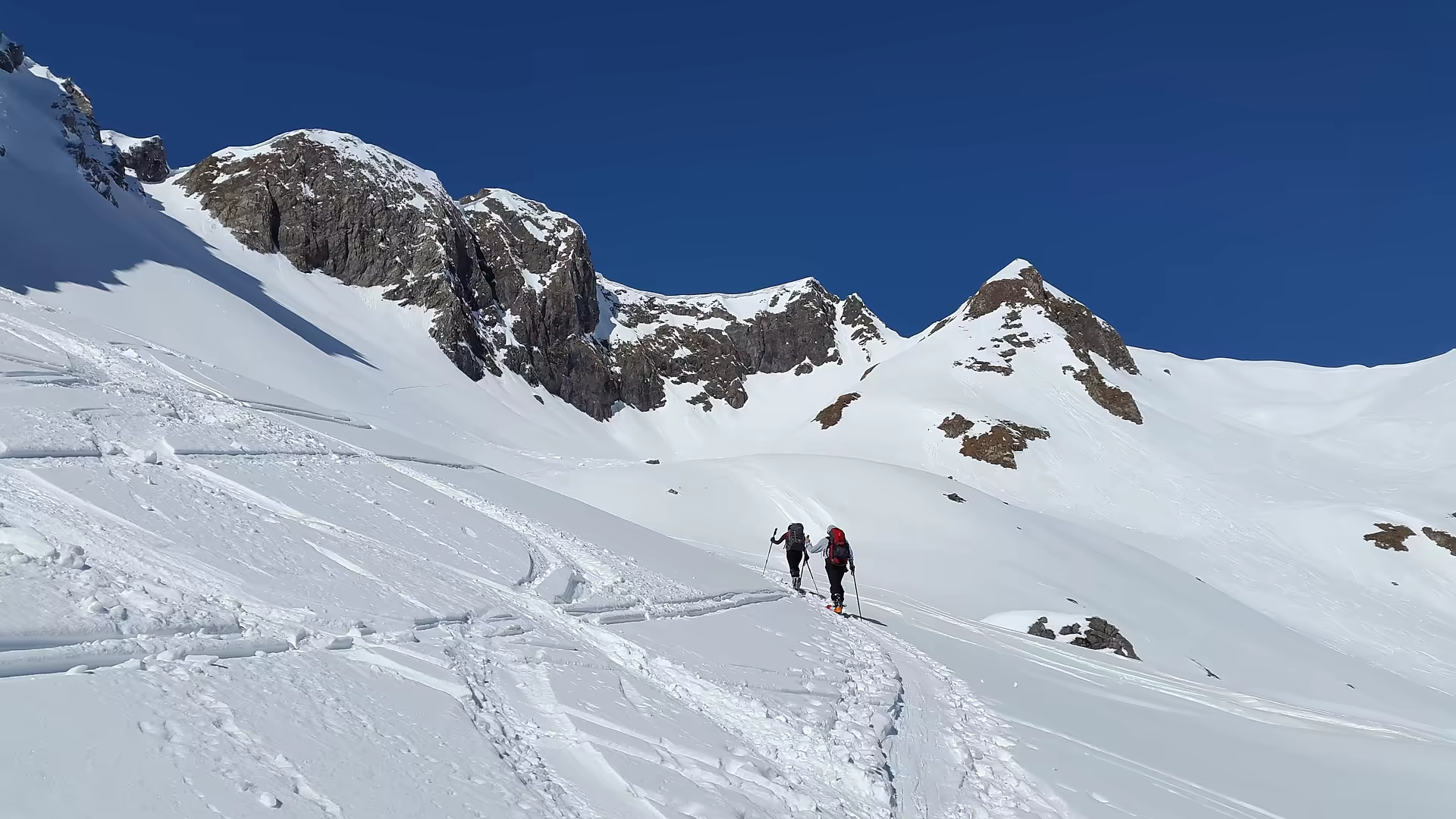 zwei Skifahrer auf der Piste im Kleinwalsertal.