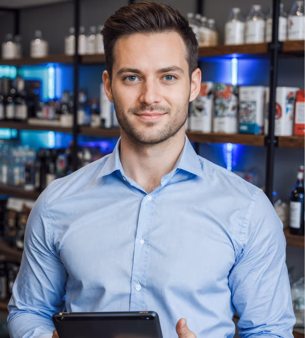 Homem em frete ao balcão de uma loja física