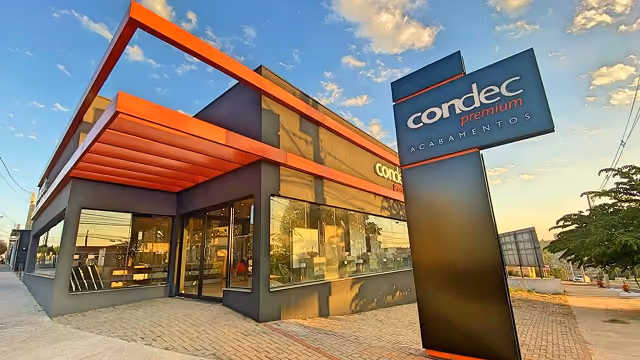 A imagem mostra a fachada da loja Condec Premium Acabamentos