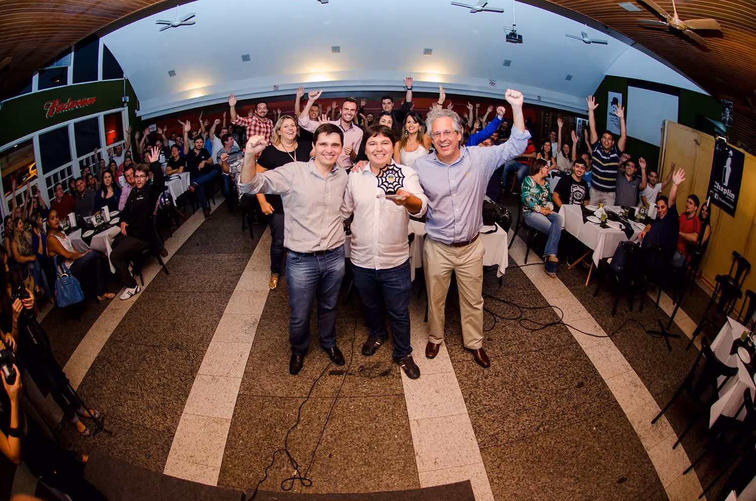 Willians Marques e equipe Tray recebendo reconhecimento GPTW em 2021