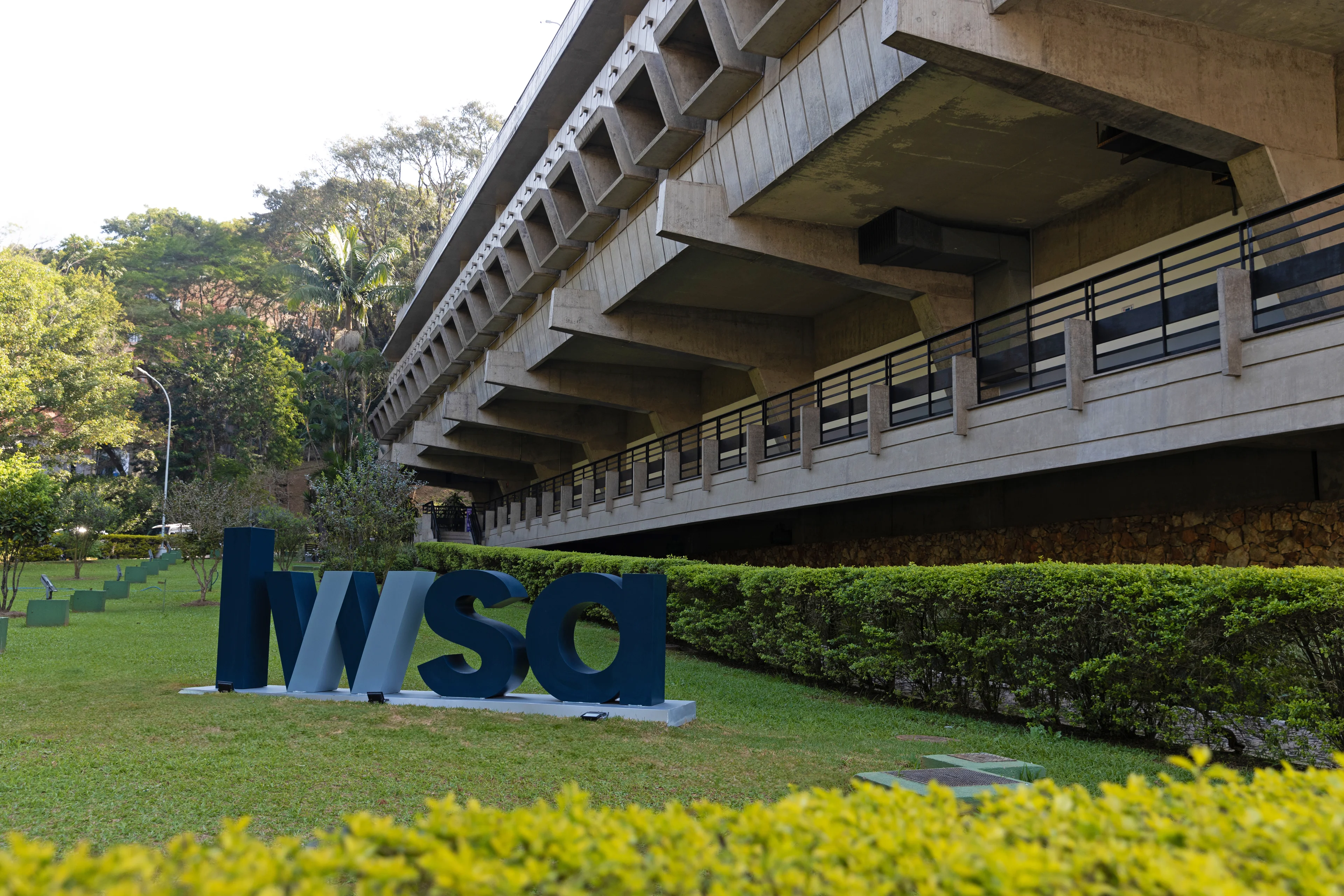 Sede do Grupo LWSA com o letreiro da marca no jardim