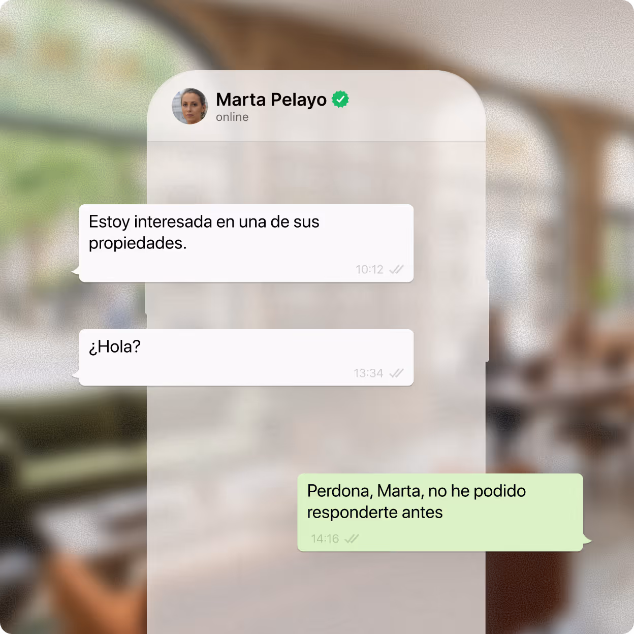 Chat messages in Spanish about interest in properties and delayed reply from Marta Pelayo, online.