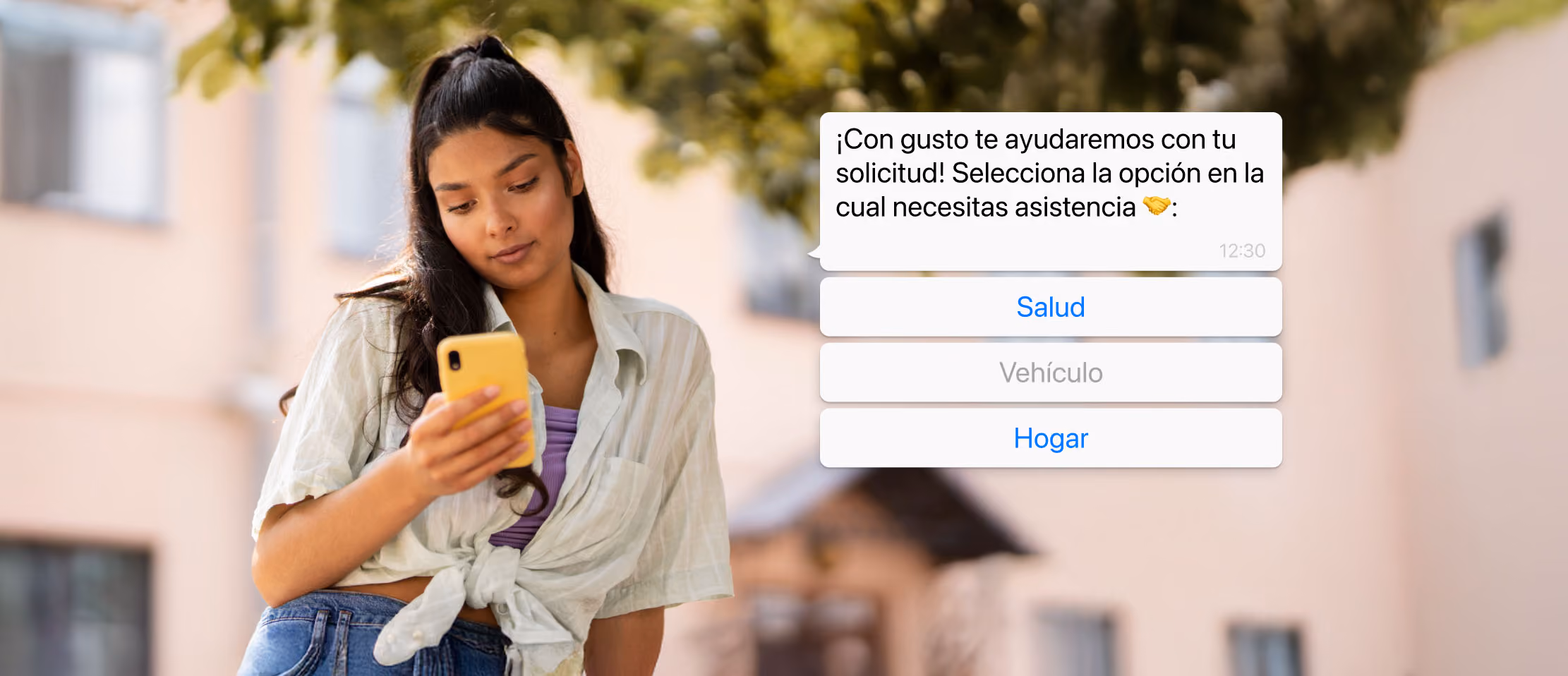 Mujer usando su móvil mientras visualiza un mensaje automatizado que ofrece asistencia personalizada por categorías: salud, vehículo y hogar.