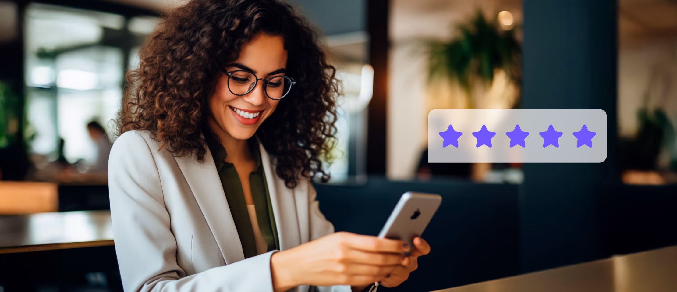 Mujer ejecutiva sonriendo al usar su celular con un gráfico emergente de cinco estrellas, simbolizando una experiencia positiva de atención al cliente automatizada.