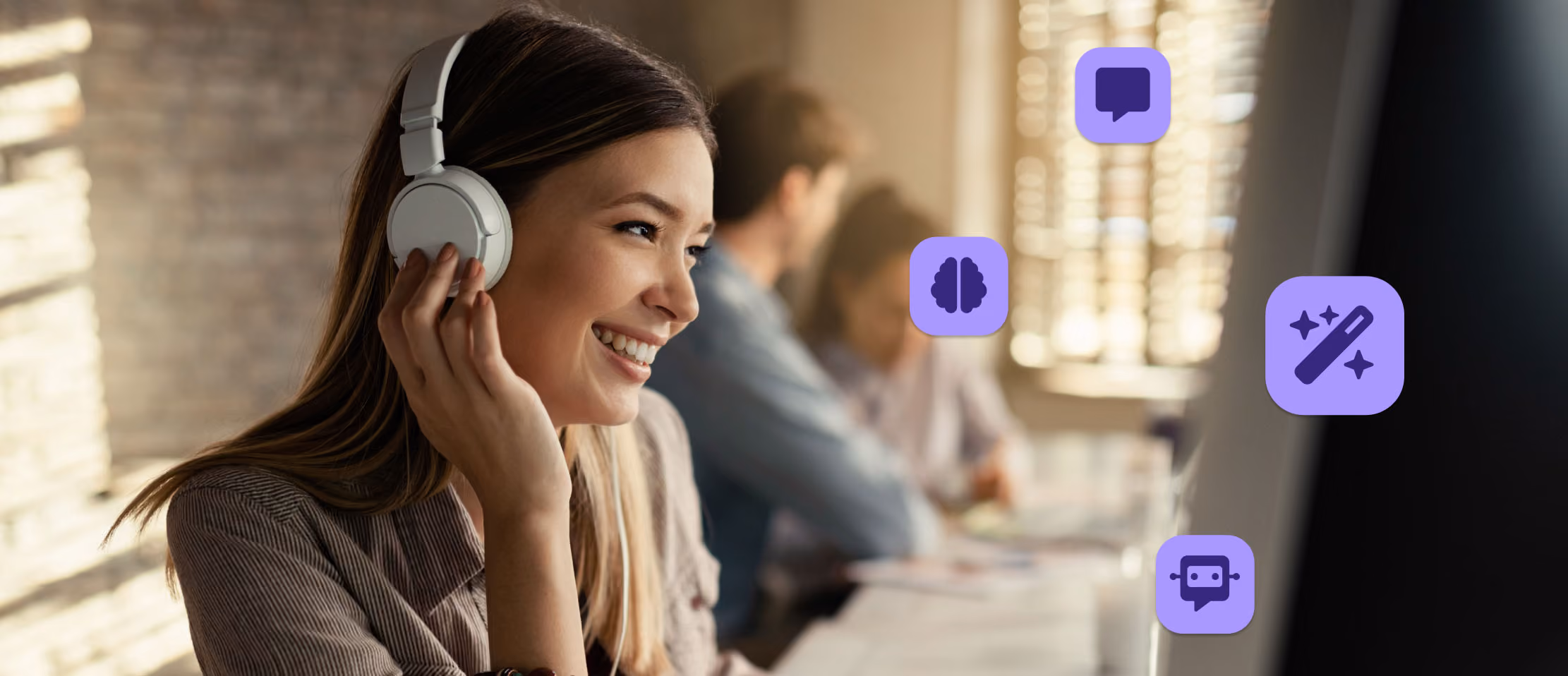 Mujer joven con auriculares frente al ordenador, sonriente, rodeada de íconos que representan inteligencia artificial, automatización y comunicación conversacional.