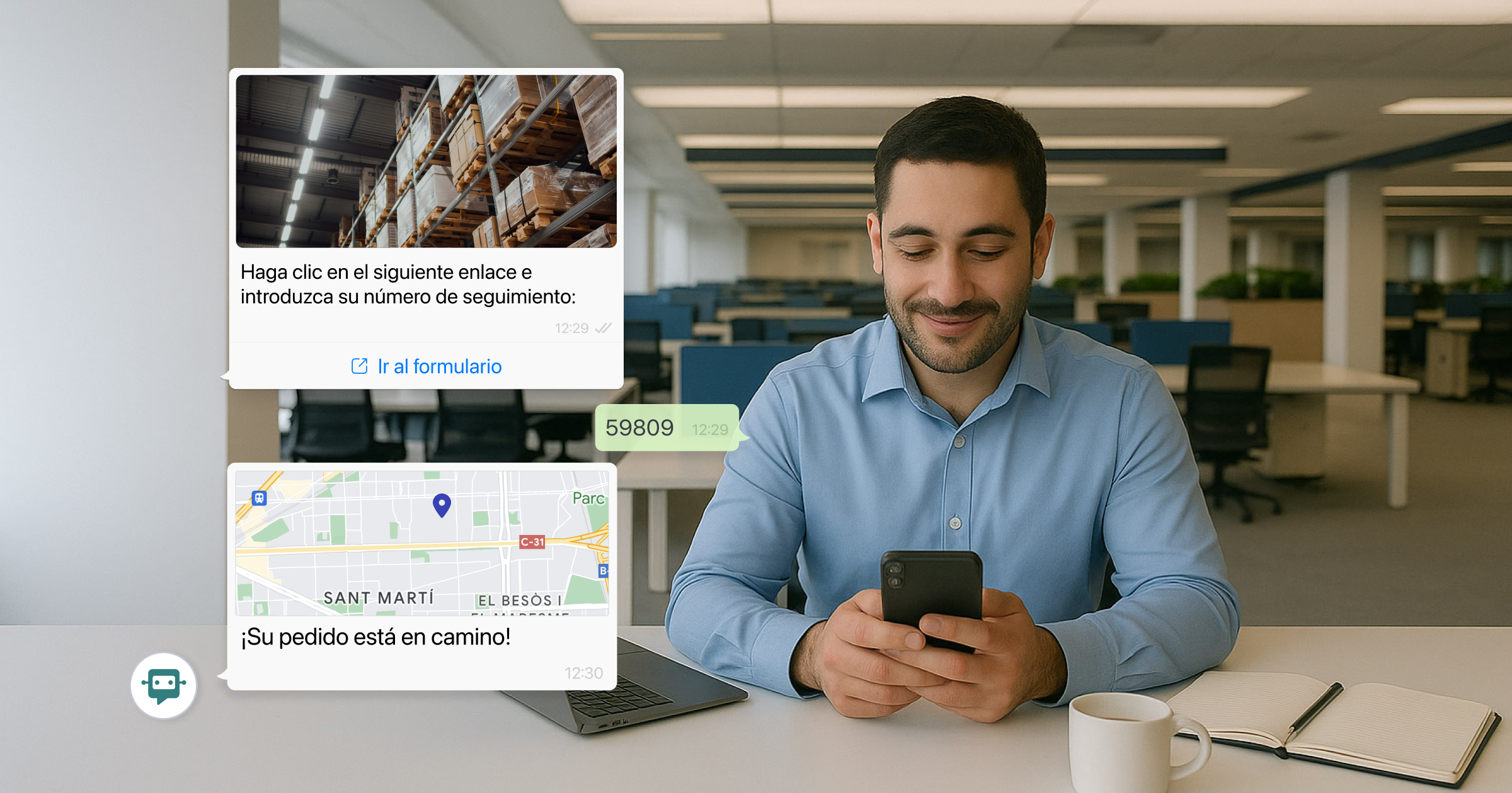 Hombre en una oficina mirando su teléfono y sonriendo. En pantalla, un chat de WhatsApp muestra los pasos para el seguimiento de un pedido: un enlace para introducir el número de seguimiento, un mapa con la ubicación de la entrega y el mensaje de confirmación '¡Su pedido está en camino!'