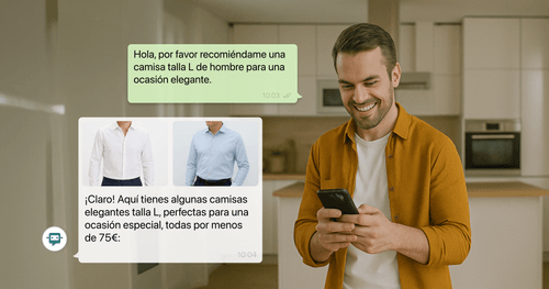 Hombre sonriendo mientras mira su móvil en una cocina. En el chat de WhatsApp pide una recomendación de camisa talla L para una ocasión elegante. El asistente responde mostrando opciones de camisas elegantes por menos de 75 €.