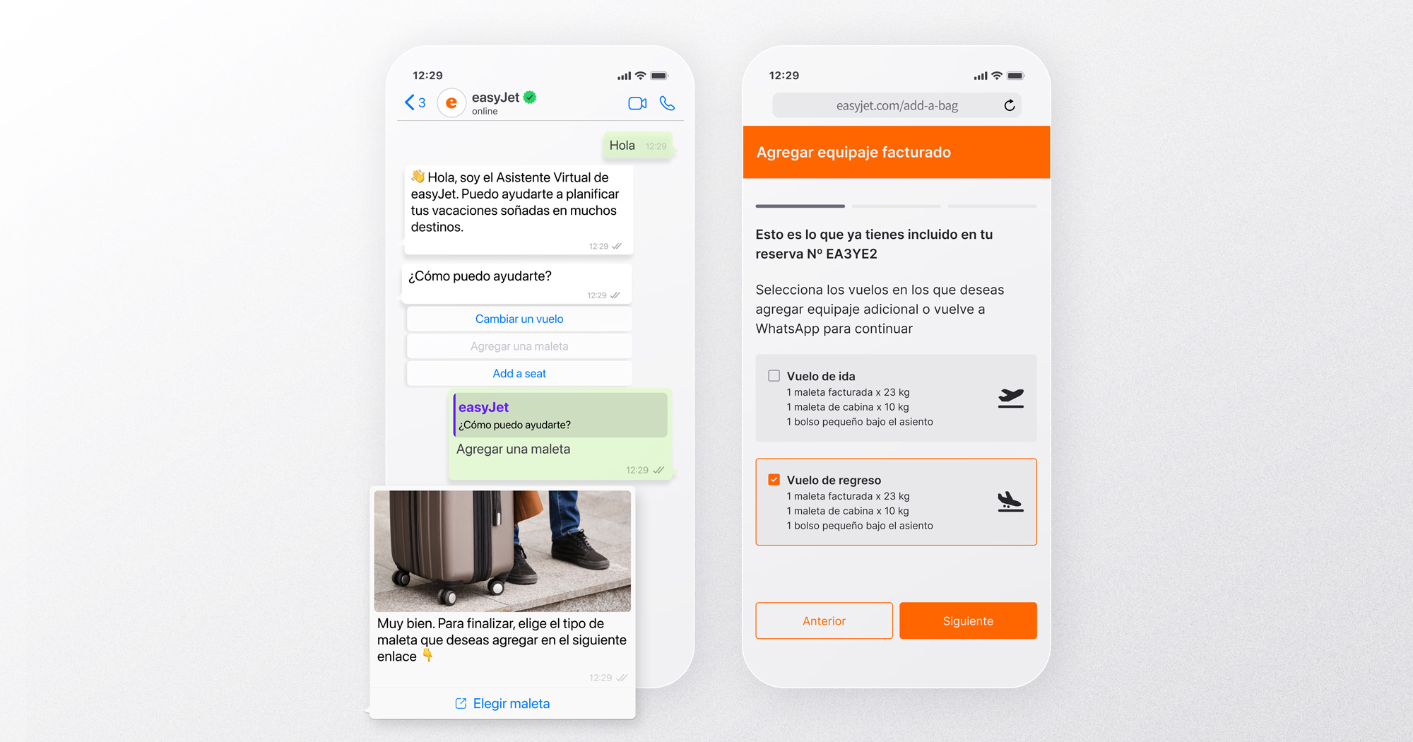 Conversación de WhatsApp con el asistente virtual de easyJet que ayuda a gestionar una reserva. El usuario agrega una maleta y es redirigido a una página para seleccionar equipaje facturado."