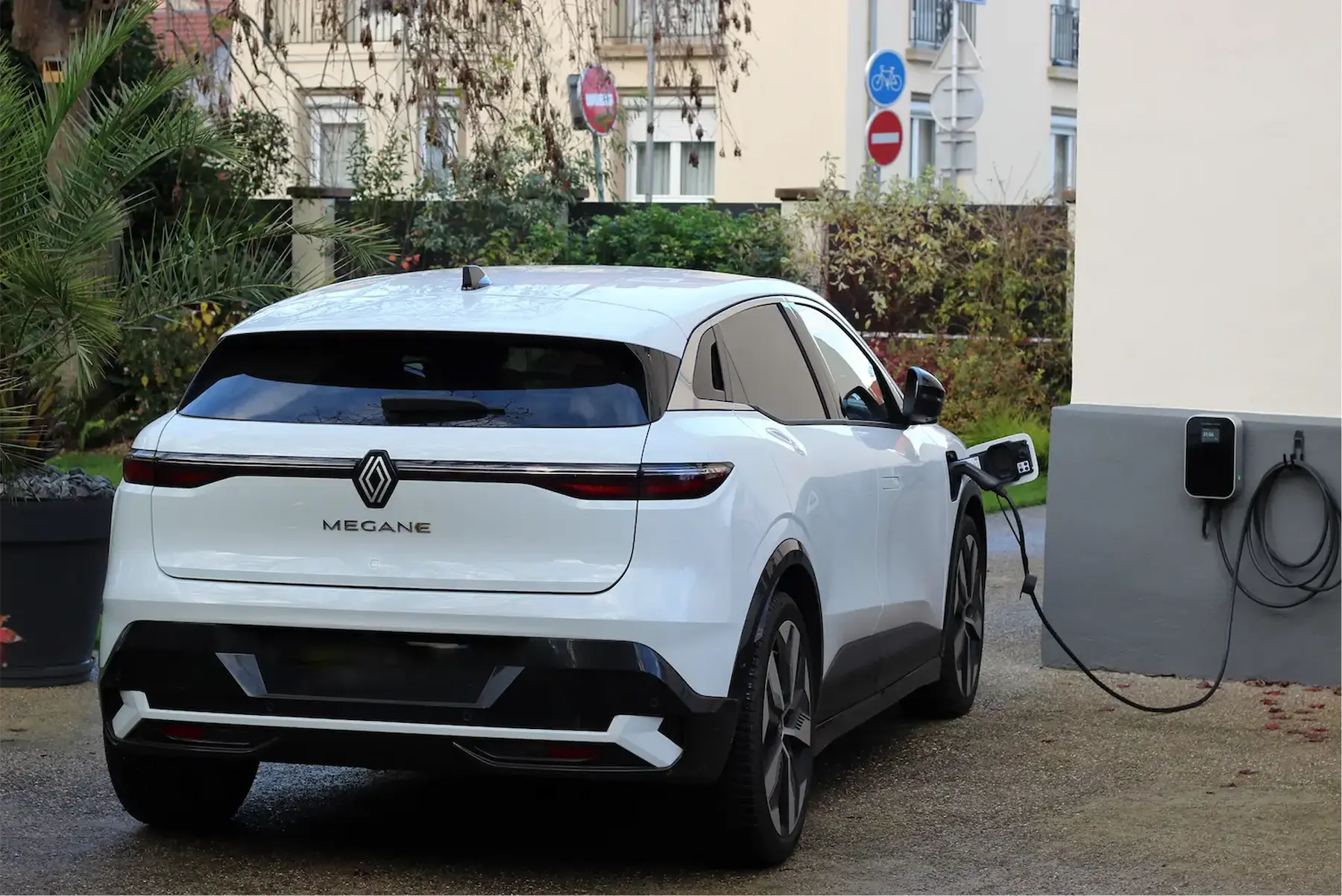 La voiture électrique Renault Mégane est rechargée à domicile