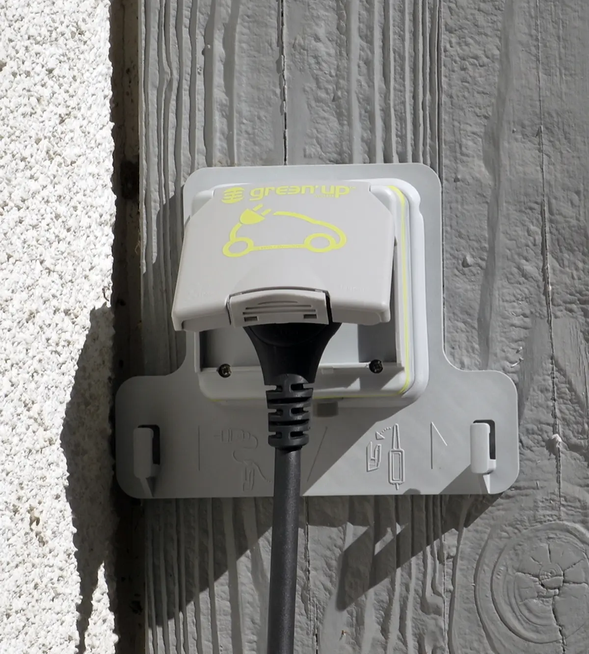 Reinforced Outlet (Green'Up)
It looks like a classic outlet, but its charging power is higher.