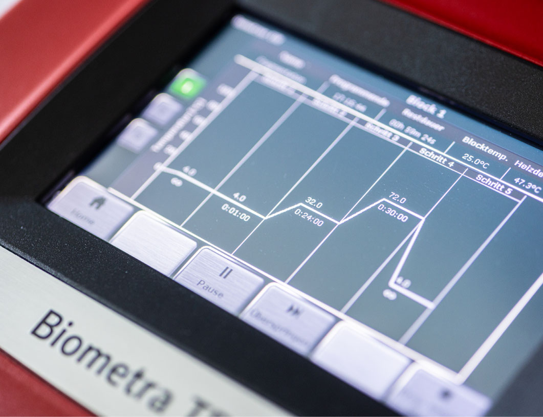 Nahaufnahme eines Touchscreens mit Diagramm und Steuerungsbuttons eines Biometra Thermocyclers.