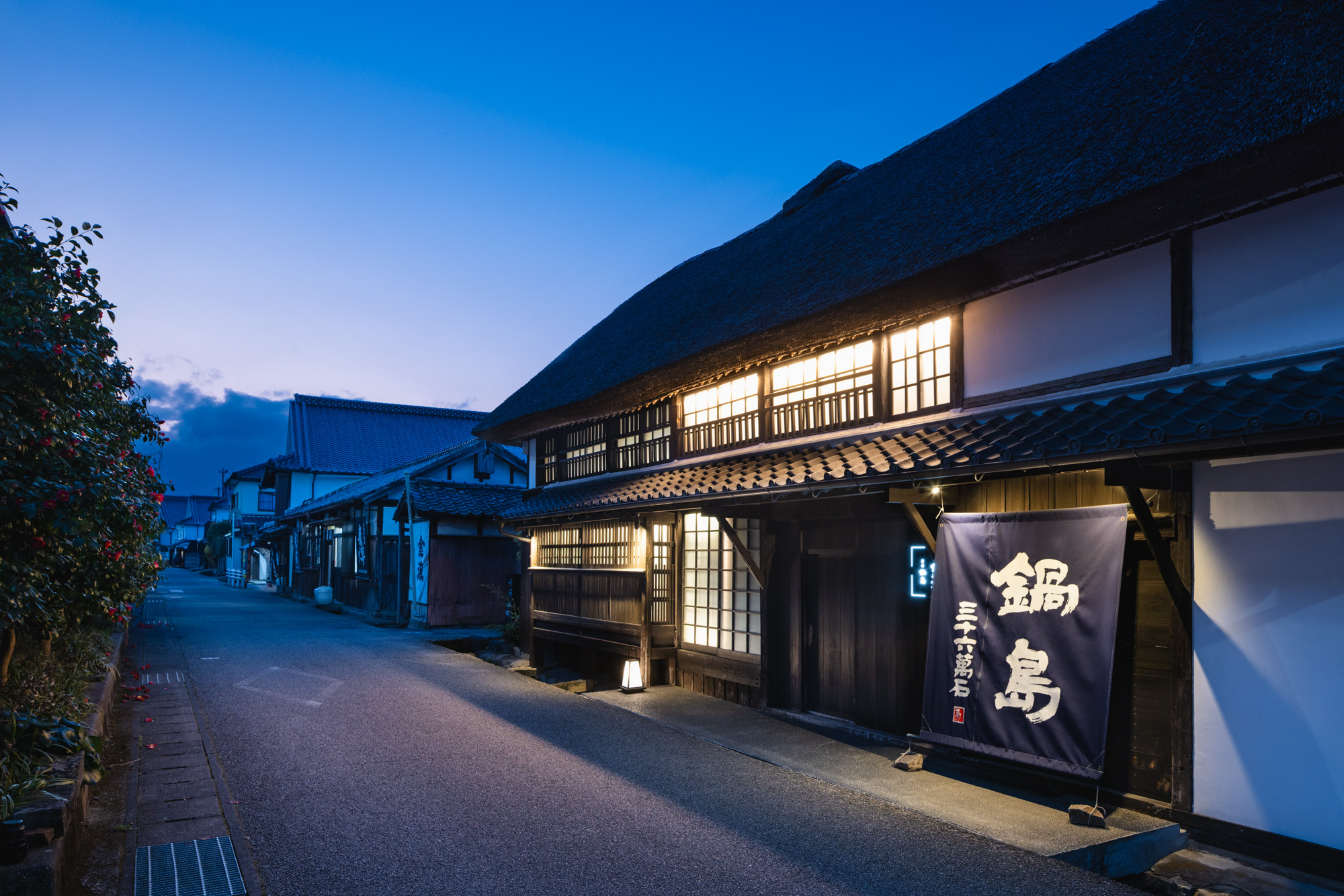 Attached to a centuries-old sake brewery in the historical brewing town of Hizen Hamashuku, Onyado Fukuchiyo offers a rare blend of cultural depth and intimate design. With just one group welcomed per night, this exclusive auberge invites guests into a world of whitewashed walls, warm wood tones, and the quiet rituals of one of Japan’s most respected sake labels, Nabeshima.