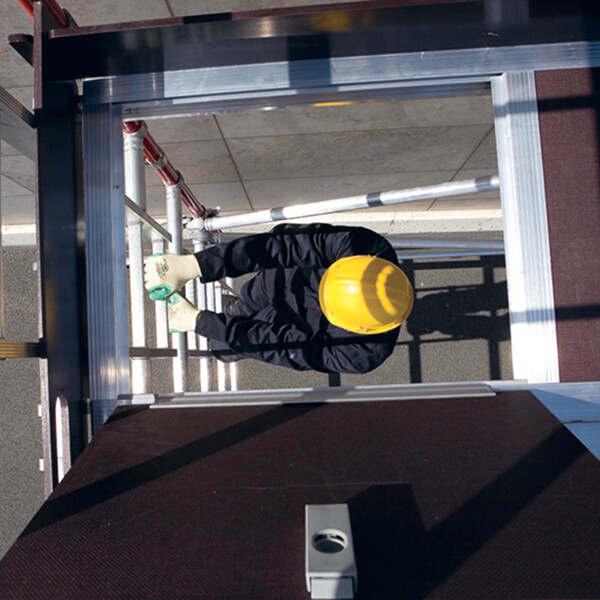 Zip-Up plattform med lucka – säker tillgång till byggställning i Stockholm