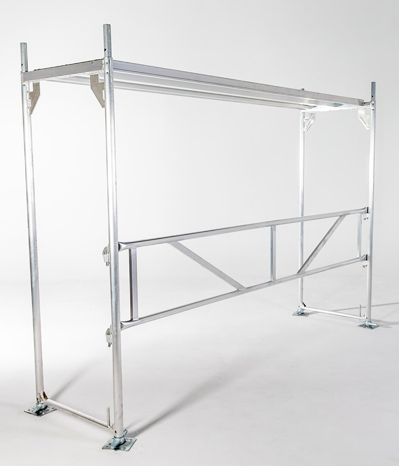 Byggställningskomponenter från Zip-Up inklusive plattformar och trappor